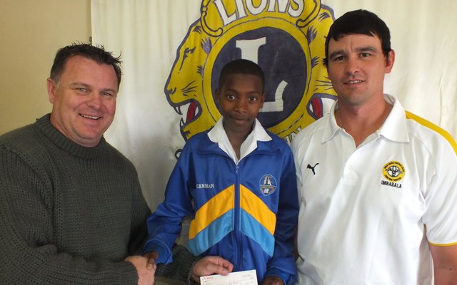 Jan le Roux, German Lewis en Corrie Avenant tydens Gansbaai Lions se oorhandiging van hul bydrae vir German se reiskostes